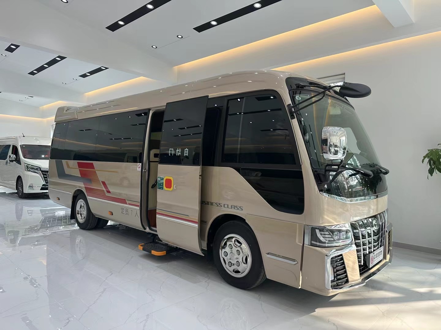 在豪华商务车市场中，丰田考斯特商务车以其卓越的性能和舒适的乘坐体验赢得了广大消费者的青睐。北京中鼎盛世汽车销售有限公司作为全国总经销商，专注于丰田考斯特商务车的现货销售、改装定制以及布局设计等服务，致力于为客户提供最优质的购车体验。那么，丰田考斯特商务车的性价比究竟如何呢？接下来，我们将从多个角度为您详细解析。

一、性能卓越，稳定可靠

丰田考斯特商务车搭载了先进的动力系统，拥有出色的加速性能和稳定的行驶品质。无论是高速公路还是城市拥堵路段，它都能轻松应对，确保您的出行安全、舒适。此外，丰田考斯特商务车还具备优异的燃油经济性，有效降低了使用成本，让您在享受高品质出行的同时，也能节省开支。

二、空间宽敞，舒适度高

丰田考斯特商务车拥有宽敞的乘坐空间，无论是6座、7座还是更多座位版本，都能为您提供舒适的乘坐环境。车内座椅采用高品质材料制作，具备良好的支撑性和透气性，让您在长时间乘坐时也能保持舒适。此外，车内还配备了先进的空调系统和音响设备，让您在享受舒适乘坐的同时，也能尽情欣赏美妙的音乐。

三、改装定制，满足个性化需求

北京中鼎盛世汽车销售有限公司提供丰富的改装定制服务，可根据客户需求对丰田考斯特商务车进行个性化改造。无论是内饰设计、座椅布局还是外观升级，我们都能为您提供专业的解决方案。通过改装定制，您可以打造出一款符合自己品味的豪华商务车，让您的出行更加独特、个性化。

四、服务周到，购车无忧

作为全国总经销商，北京中鼎盛世汽车销售有限公司拥有完善的销售网络和售后服务体系。我们的专业顾问将为您提供详细的购车咨询和解答，确保您能够充分了解丰田考斯特商务车的性能和优势。同时，我们还提供贴心的售后服务，确保您在购车后的使用过程中能够得到及时、专业的支持。

综上所述，丰田考斯特商务车以其卓越的性能、宽敞的空间、个性化的改装定制以及周到的服务，展现了极高的性价比。它不仅能够满足您对于高效出行的需求，还能为您带来舒适、愉悦的乘坐体验。如果您正在寻找一款性价比高的豪华商务车，那么丰田考斯特商务车无疑是您的理想之选。