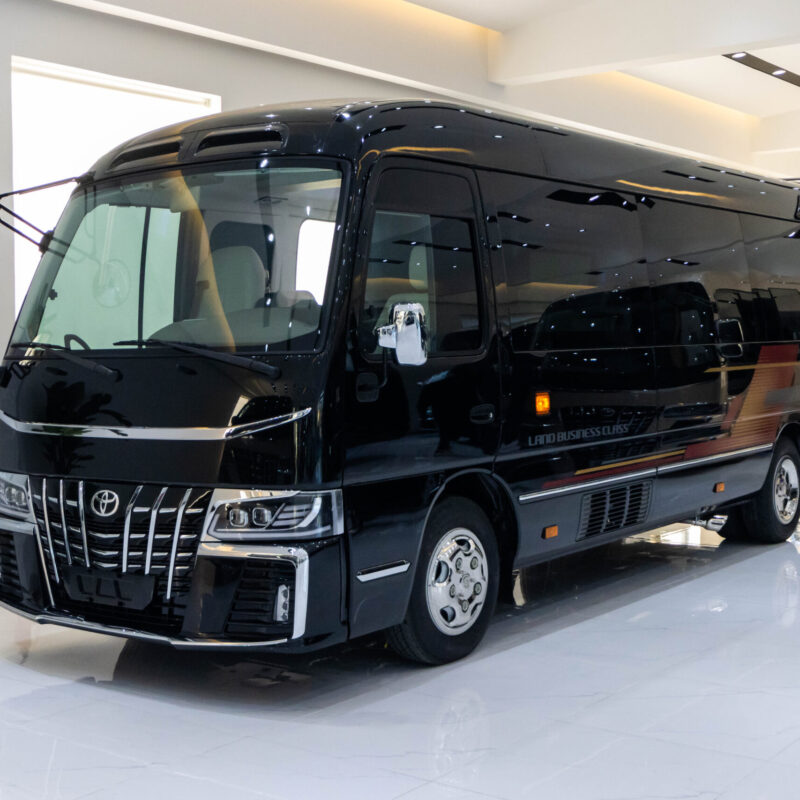 丰田考斯特15座经典款黑白配色