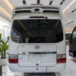 丰田考斯特白色12座