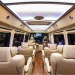 丰田考斯特11座米色内饰