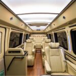 丰田考斯特11座米色内饰