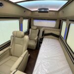 丰田考斯特8座黑武士