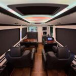 丰田考斯特白色12座