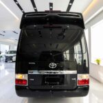 丰田考斯特15座经典款黑白配色