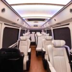 丰田考斯特15座经典款黑白配色