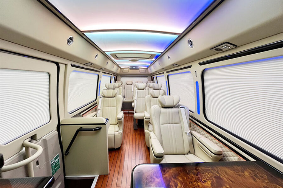 丰田考斯特15座香槟金