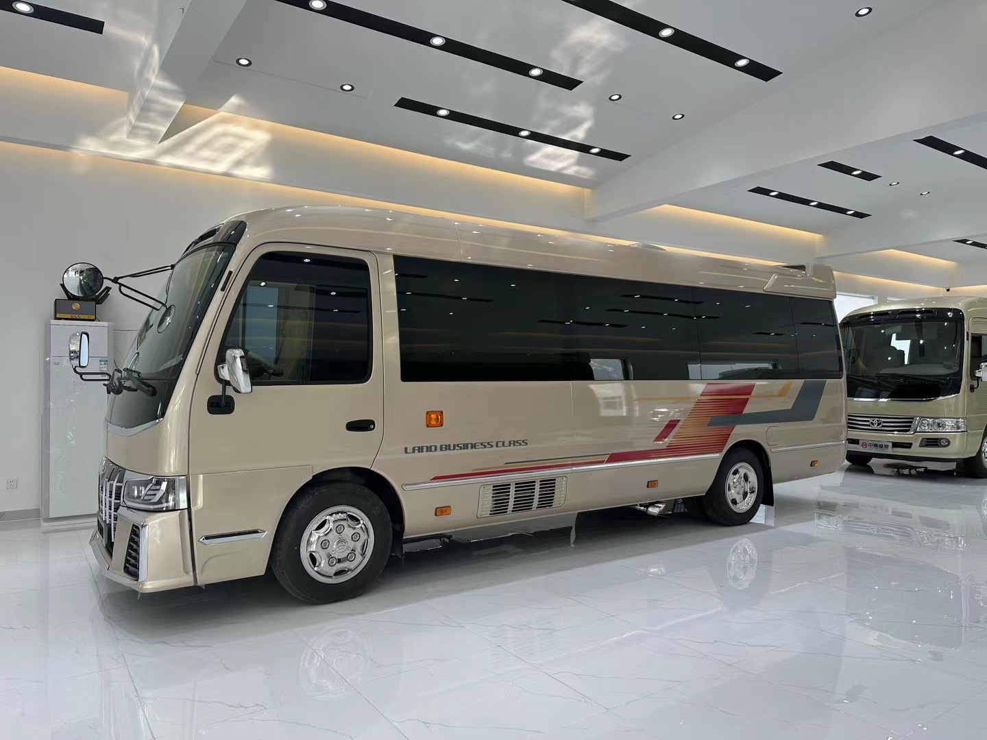 在豪华商务车市场中，丰田考斯特商务车以其卓越的性能和舒适的乘坐体验赢得了广大消费者的青睐。北京中鼎盛世汽车销售有限公司作为全国总经销商，专注于丰田考斯特商务车的现货销售、改装定制以及布局设计等服务，致力于为客户提供最优质的购车体验。那么，丰田考斯特商务车的性价比究竟如何呢？接下来，我们将从多个角度为您详细解析。

一、性能卓越，稳定可靠

丰田考斯特商务车搭载了先进的动力系统，拥有出色的加速性能和稳定的行驶品质。无论是高速公路还是城市拥堵路段，它都能轻松应对，确保您的出行安全、舒适。此外，丰田考斯特商务车还具备优异的燃油经济性，有效降低了使用成本，让您在享受高品质出行的同时，也能节省开支。

二、空间宽敞，舒适度高

丰田考斯特商务车拥有宽敞的乘坐空间，无论是6座、7座还是更多座位版本，都能为您提供舒适的乘坐环境。车内座椅采用高品质材料制作，具备良好的支撑性和透气性，让您在长时间乘坐时也能保持舒适。此外，车内还配备了先进的空调系统和音响设备，让您在享受舒适乘坐的同时，也能尽情欣赏美妙的音乐。

三、改装定制，满足个性化需求

北京中鼎盛世汽车销售有限公司提供丰富的改装定制服务，可根据客户需求对丰田考斯特商务车进行个性化改造。无论是内饰设计、座椅布局还是外观升级，我们都能为您提供专业的解决方案。通过改装定制，您可以打造出一款符合自己品味的豪华商务车，让您的出行更加独特、个性化。

四、服务周到，购车无忧

作为全国总经销商，北京中鼎盛世汽车销售有限公司拥有完善的销售网络和售后服务体系。我们的专业顾问将为您提供详细的购车咨询和解答，确保您能够充分了解丰田考斯特商务车的性能和优势。同时，我们还提供贴心的售后服务，确保您在购车后的使用过程中能够得到及时、专业的支持。

综上所述，丰田考斯特商务车以其卓越的性能、宽敞的空间、个性化的改装定制以及周到的服务，展现了极高的性价比。它不仅能够满足您对于高效出行的需求，还能为您带来舒适、愉悦的乘坐体验。如果您正在寻找一款性价比高的豪华商务车，那么丰田考斯特商务车无疑是您的理想之选。