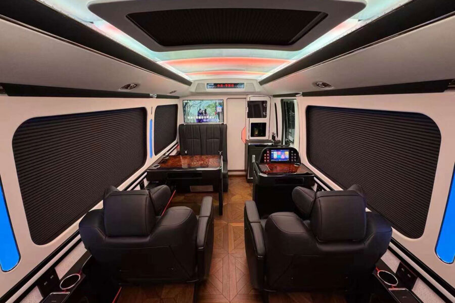 丰田考斯特白色12座