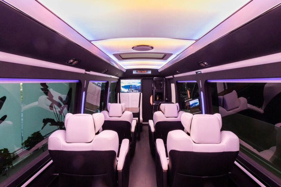 丰田考斯特12座黑白内饰