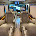 丰田考斯特10座无隔断