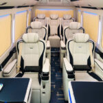 丰田考斯特10座无隔断卓越版